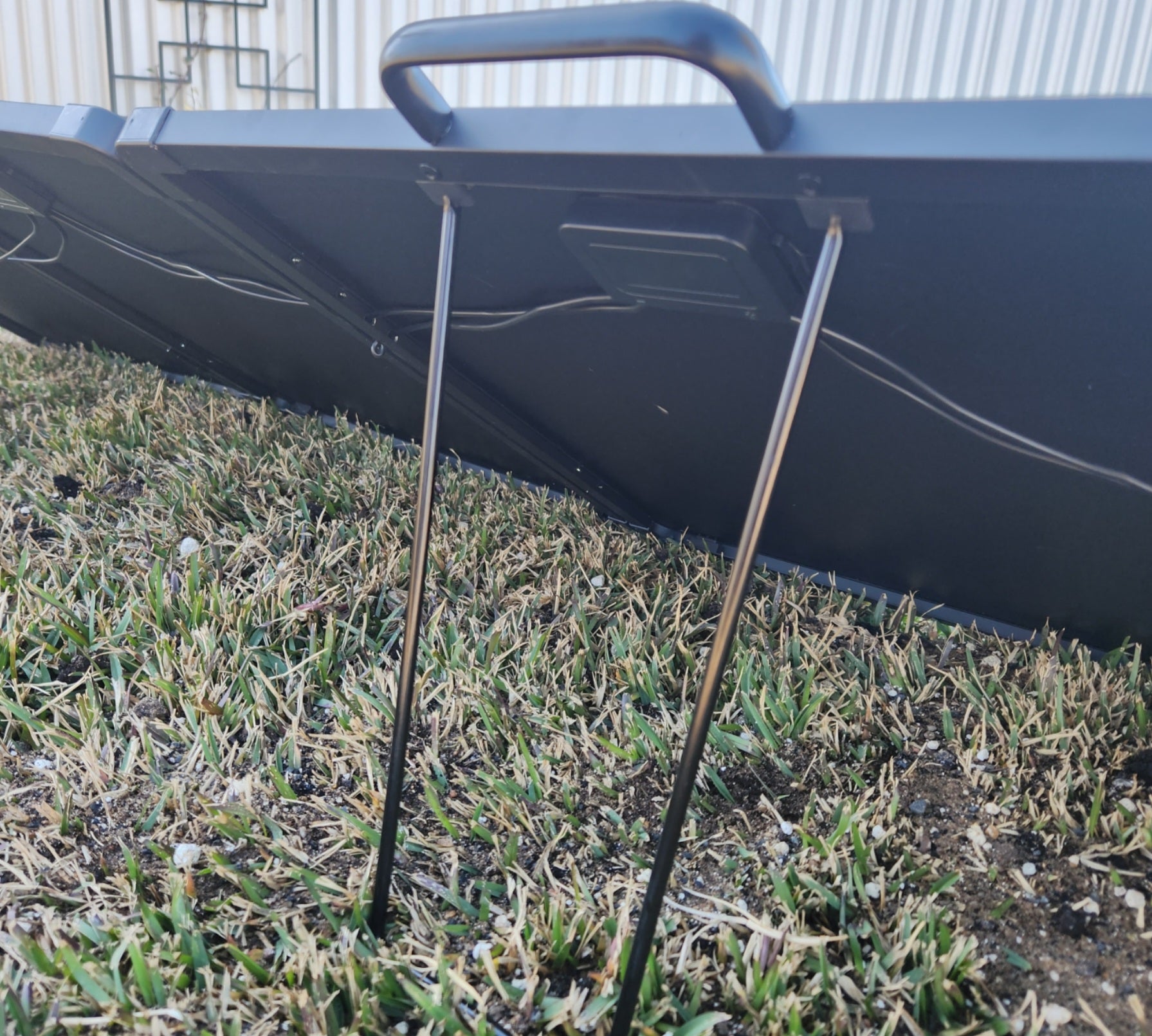 ESCAPE 200WATT SUPER THIN LIGHTWEIGHT WATERPROOF SOLAR PANEL WITH POWDER COATED STEEL LEGS - Image 3